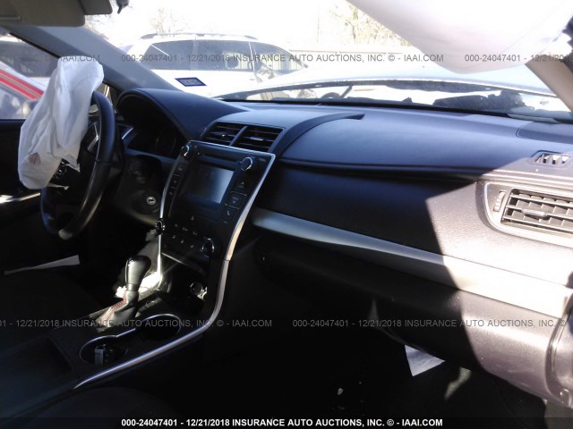 4T1BF1FK2GU151815 - 2016 TOYOTA CAMRY LE/XLE/SE/XSE 黑色 照片 5