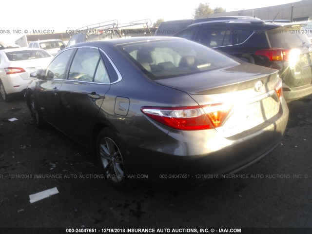4T1BF1FK7FU075202 - 2015 TOYOTA CAMRY LE/XLE/SE/XSE GRAY photo 3