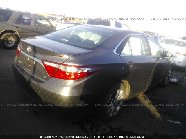 4T1BF1FK7FU075202 - 2015 TOYOTA CAMRY LE/XLE/SE/XSE GRAY photo 4