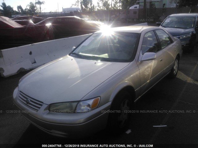 JT2BF22KXW0116339 - 1998 TOYOTA CAMRY CE/LE/XLE TAN photo 2