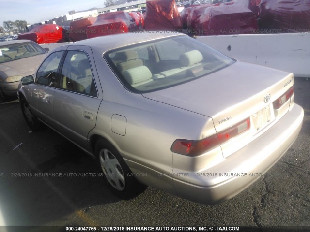 JT2BF22KXW0116339 - 1998 TOYOTA CAMRY CE/LE/XLE TAN photo 3