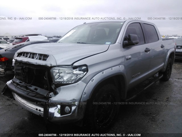 5TFEY5F1XFX191678 - 2015 TOYOTA TUNDRA CREWMAX SR5 SILVER photo 2