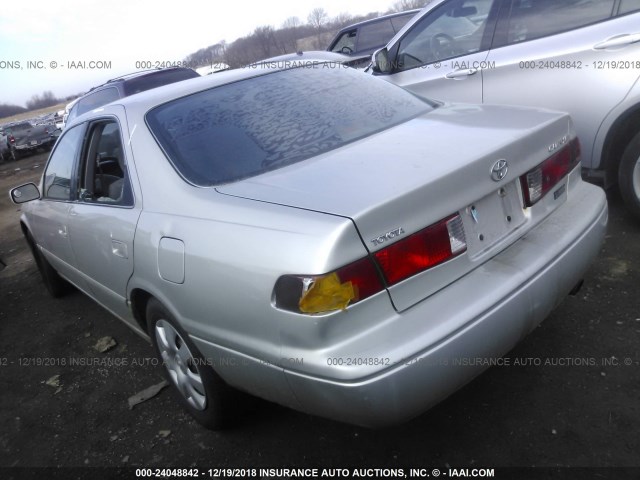 4T1BG22K0YU010705 - 2000 TOYOTA CAMRY CE/LE/XLE SILVER photo 3