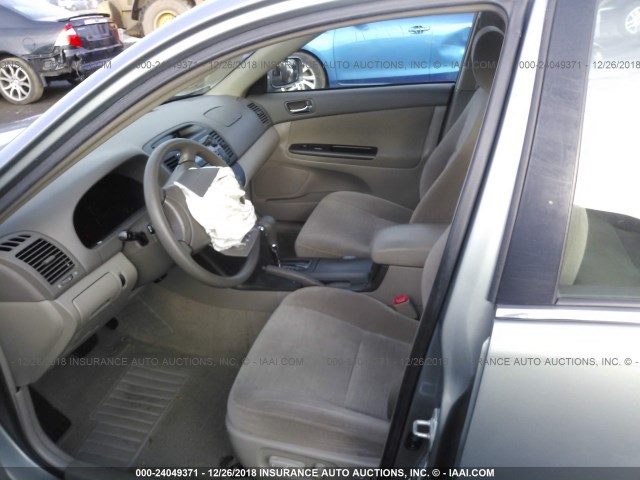 JTDBE32K963062336 - 2006 TOYOTA CAMRY LE/XLE Күміс фото 5