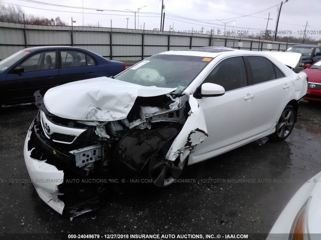 4T1BF1FK2CU631623 - 2012 TOYOTA CAMRY SE/LE/XLE WHITE photo 2