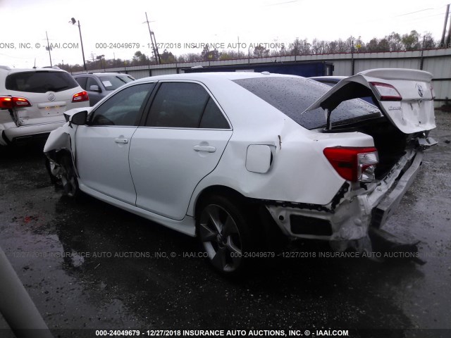 4T1BF1FK2CU631623 - 2012 TOYOTA CAMRY SE/LE/XLE WHITE photo 3