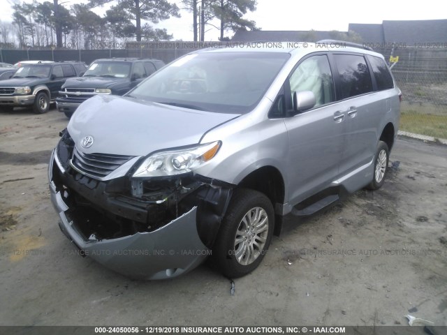 5TDYZ3DC1HS873022 - 2017 TOYOTA SIENNA XLE/LIMITED GRAY photo 2