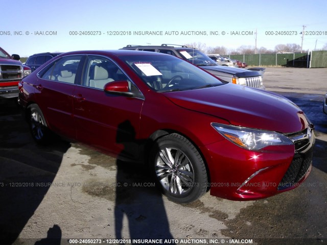 4T1BF1FK2HU618264 - 2017 TOYOTA CAMRY LE/XLE/SE/XSE 红色 照片 1