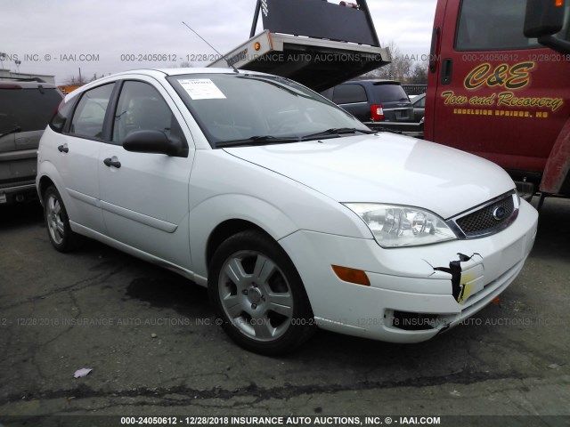 1FAFP37N56W208282 - 2006 FORD FOCUS ZX5 WHITE photo 1