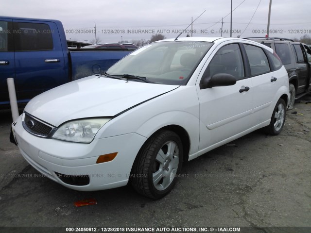 1FAFP37N56W208282 - 2006 FORD FOCUS ZX5 WHITE photo 2