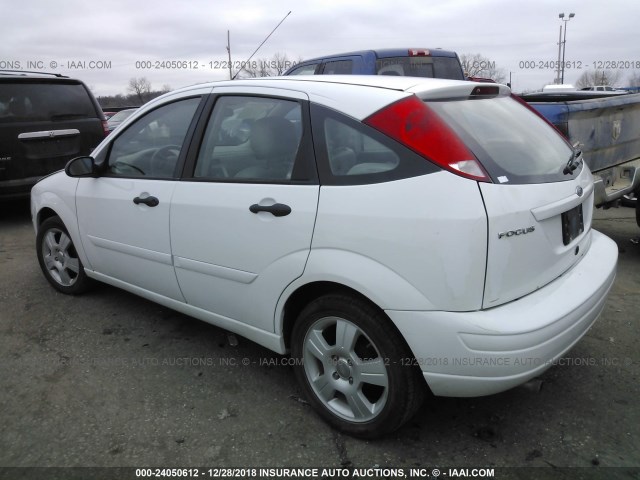 1FAFP37N56W208282 - 2006 FORD FOCUS ZX5 WHITE photo 3