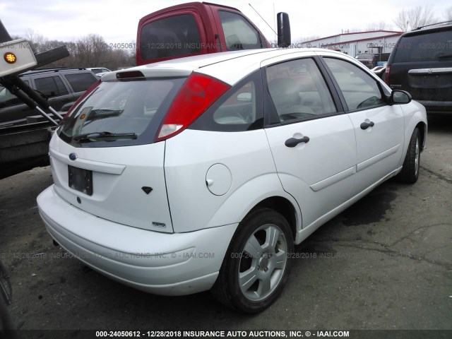 1FAFP37N56W208282 - 2006 FORD FOCUS ZX5 WHITE photo 4