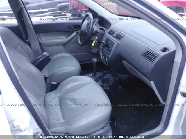 1FAFP37N56W208282 - 2006 FORD FOCUS ZX5 WHITE photo 5