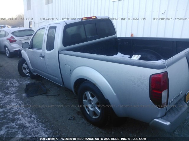 1N6AD06WX8C451450 - 2008 NISSAN FRONTIER KING CAB LE/SE/OFF ROAD SILVER photo 3