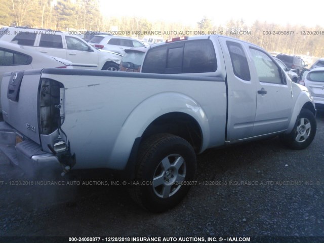 1N6AD06WX8C451450 - 2008 NISSAN FRONTIER KING CAB LE/SE/OFF ROAD SILVER photo 4