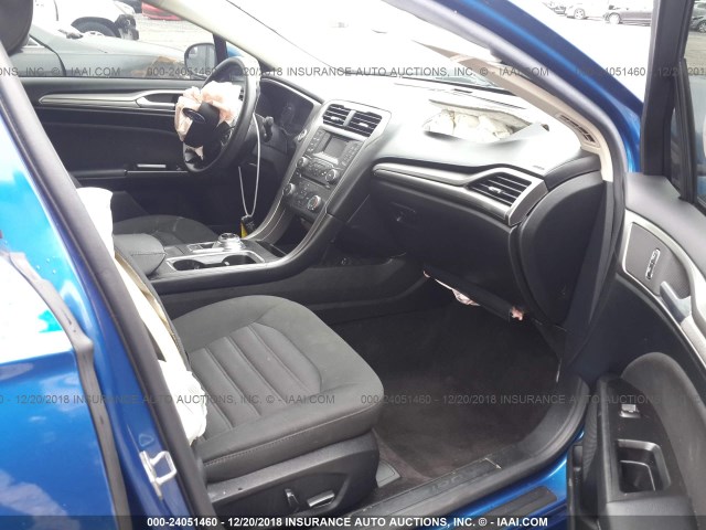 3FA6P0H71HR125128 - 2017 FORD FUSION SE BLUE photo 5