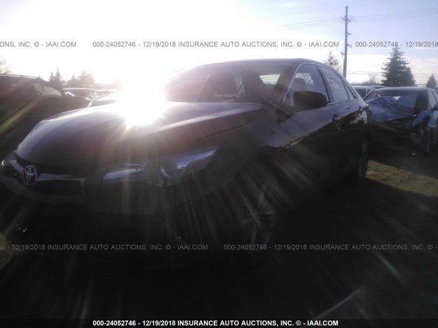 4T1BF1FK5FU929331 - 2015 TOYOTA CAMRY LE/XLE/SE/XSE RED photo 2