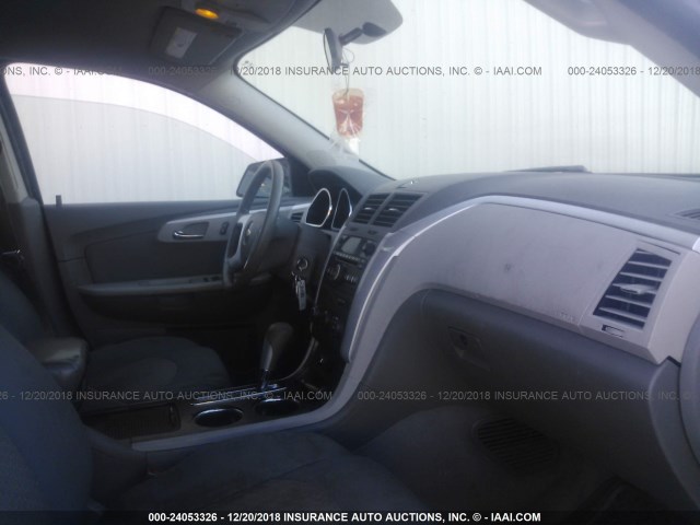 1GNKVEED4BJ155271 - 2011 CHEVROLET TRAVERSE LS SILVER photo 5