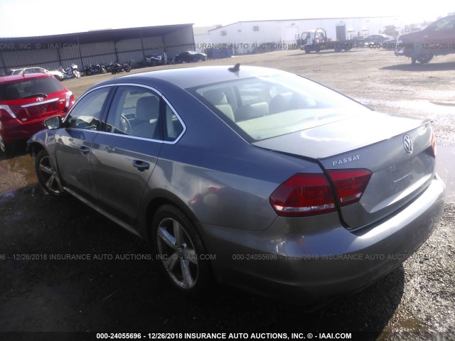 1VWBP7A31DC051045 - 2013 VOLKSWAGEN PASSAT SE GRAY photo 3