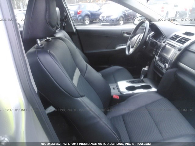 4T1BF1FK0EU451186 - 2014 TOYOTA CAMRY L/SE/LE/XLE 银色 照片 5