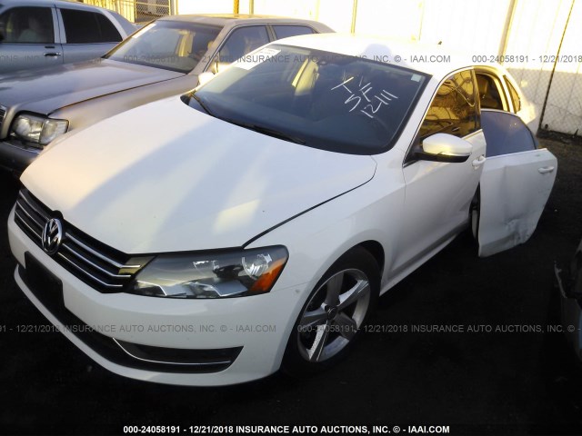 1VWBT7A32FC006226 - 2015 VOLKSWAGEN PASSAT SE WHITE photo 2