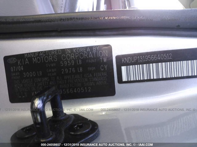 KNDUP131956640512 - 2005 KIA SEDONA EX/LX SILVER photo 9