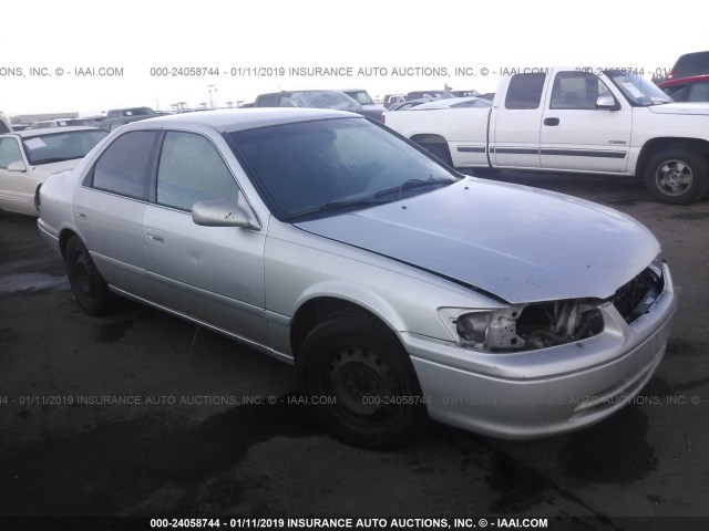 4T1BG22K11U027745 - 2001 TOYOTA CAMRY CE/LE/XLE SILVER photo 1