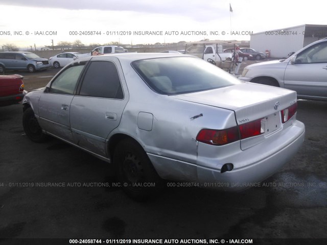 4T1BG22K11U027745 - 2001 TOYOTA CAMRY CE/LE/XLE SILVER photo 3