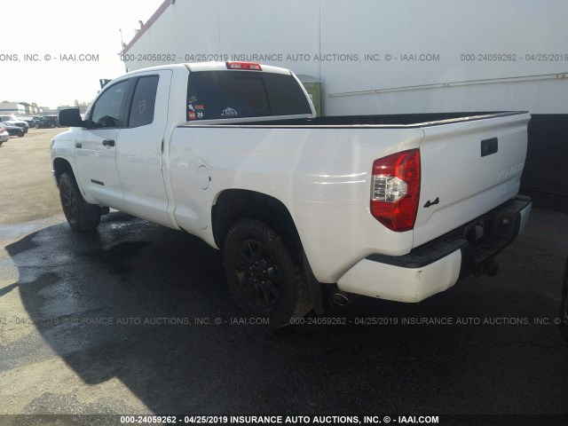 5TFUY5F11GX490232 - 2016 TOYOTA TUNDRA DOUBLE CAB SR/SR5 WHITE photo 3