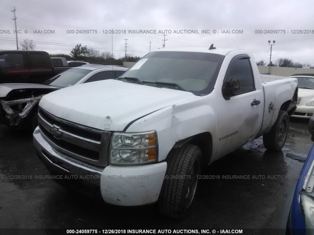 1GCEC14X09Z200802 - 2009 CHEVROLET SILVERADO C1500 WHITE photo 2