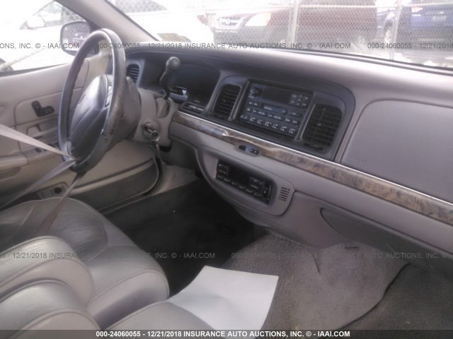 2FAFP74W8YX141284 - 2000 FORD CROWN VICTORIA LX GRAY photo 5