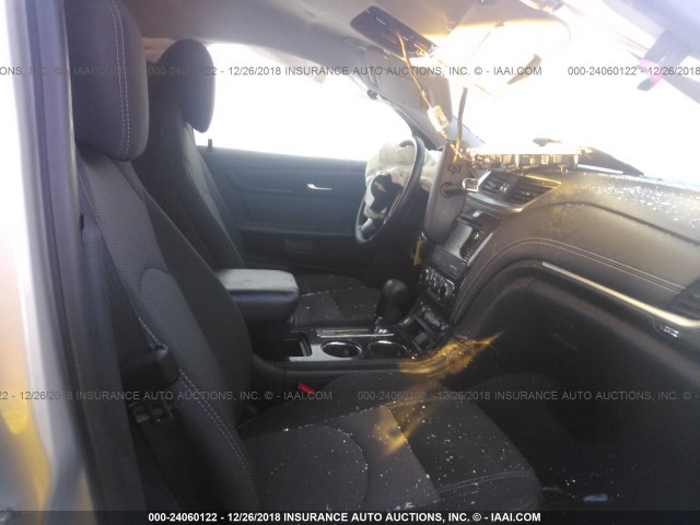 1GNKRHKD5HJ172129 - 2017 CHEVROLET TRAVERSE LT SILVER photo 5