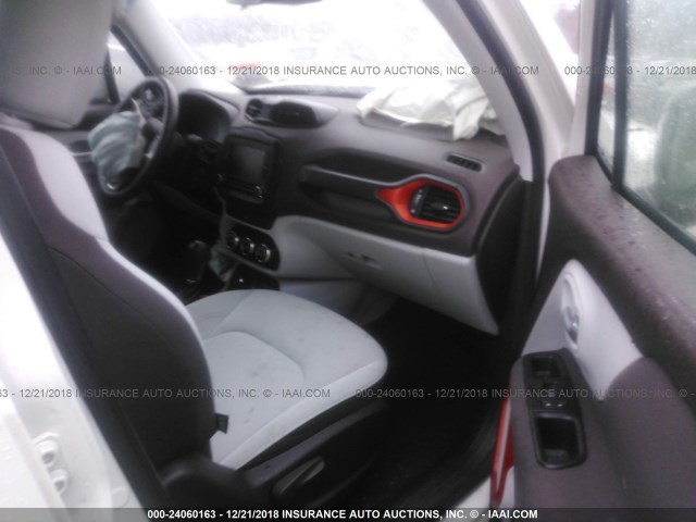 ZACCJBBT3GPD16056 - 2016 JEEP RENEGADE LATITUDE WHITE photo 5