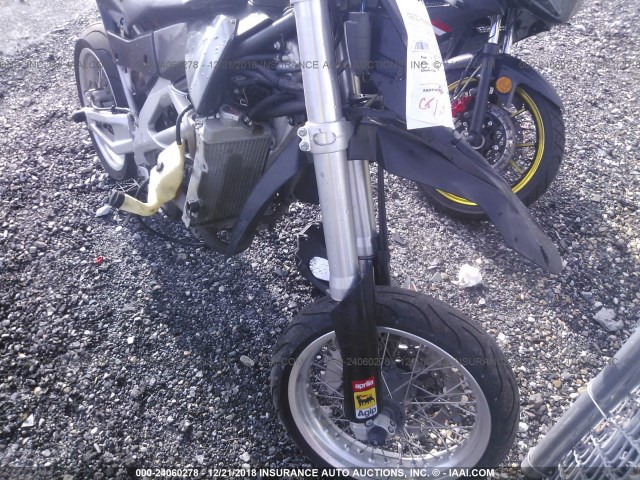 ZD4VSC4057S000218 - 2007 APRILIA SXV 4.5 BLACK photo 5