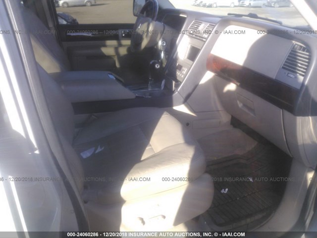 5LMFU285X6LJ02383 - 2006 LINCOLN NAVIGATOR Ақ фото 5