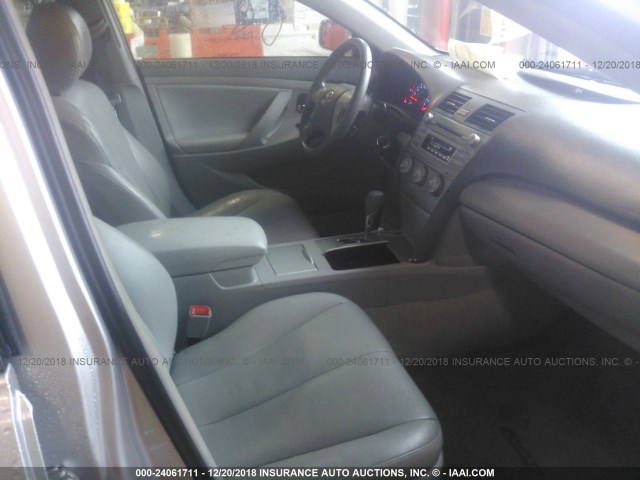 4T1BF3EK9BU217458 - 2011 TOYOTA CAMRY SE/LE/XLE 银色 照片 5