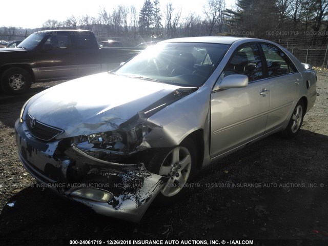 4T1BE32K42U623607 - 2002 TOYOTA CAMRY LE/XLE/SE SILVER photo 2