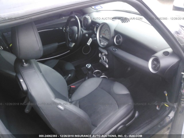 WMWMM3C54ATP75252 - 2010 MINI COOPER S CLUBMAN BLACK photo 5