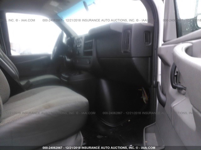 1GCSGAFX9C1103091 - 2012 CHEVROLET EXPRESS G1500  WHITE photo 5