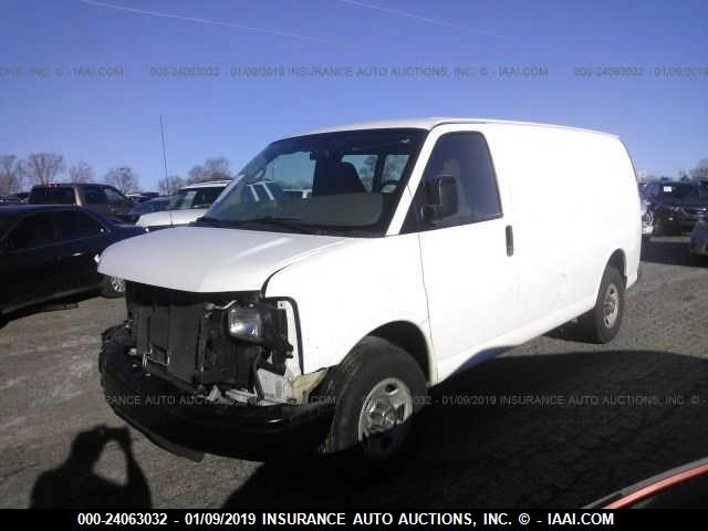 1GCHG35K881180389 - 2008 CHEVROLET EXPRESS G3500  WHITE photo 2