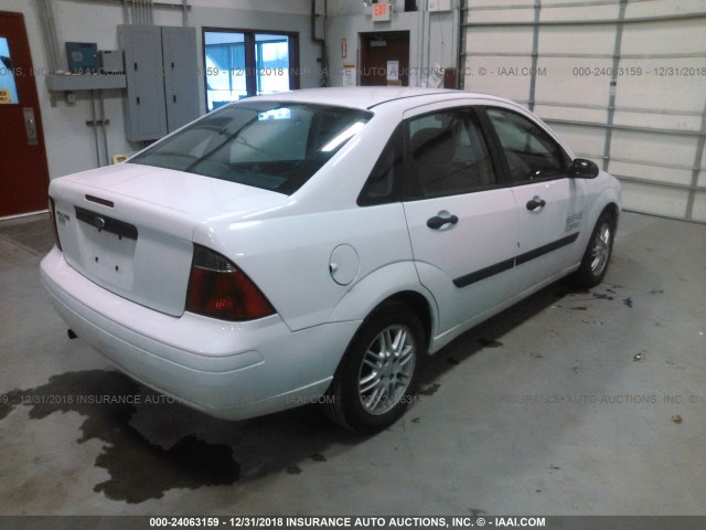 1FAFP34N47W172476 - 2007 FORD FOCUS ZX4/S/SE/SES WHITE photo 4