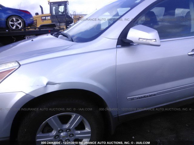 1GNLRFED7AS101213 - 2010 CHEVROLET TRAVERSE LT SILVER photo 6