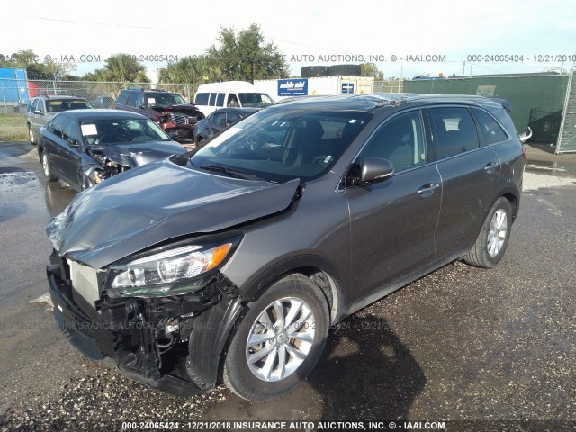 5XYPG4A57JG394412 - 2018 KIA SORENTO LX/L GRAY photo 2