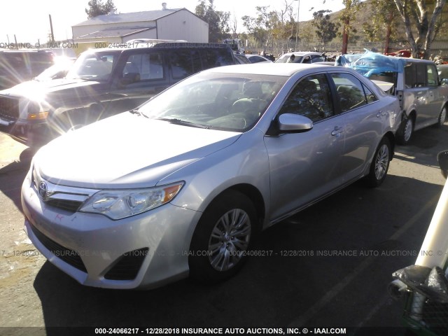 4T1BF1FK4EU380655 - 2014 TOYOTA CAMRY L/SE/LE/XLE SILVER photo 2