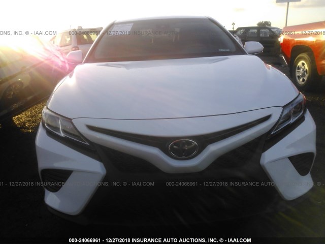 4T1B11HK3JU134458 - 2018 TOYOTA CAMRY L/LE/XLE/SE/XSE WHITE photo 6