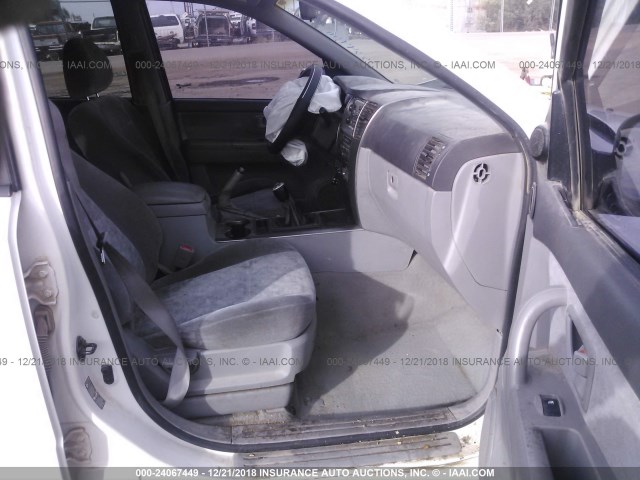 KNDJD733555334400 - 2005 KIA SORENTO EX/LX WHITE photo 5