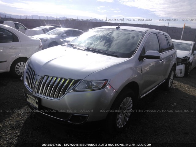 2LMDJ6JK6DBL46446 - 2013 LINCOLN MKX SILVER photo 2