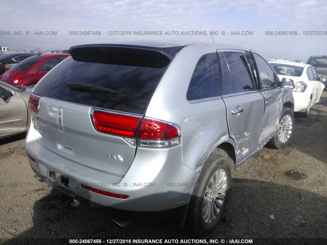 2LMDJ6JK6DBL46446 - 2013 LINCOLN MKX SILVER photo 4