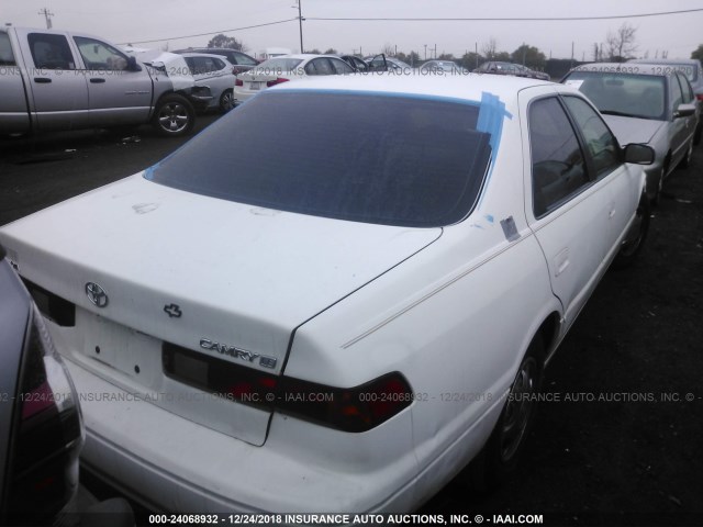 4T1BG22K9WU191977 - 1998 TOYOTA CAMRY CE/LE/XLE WHITE photo 4