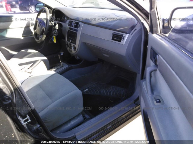 KL5JD56Z28K001295 - 2008 SUZUKI FORENZA BLACK photo 5